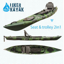 Kayak de un solo asiento sentado en la parte superior del motor kayak